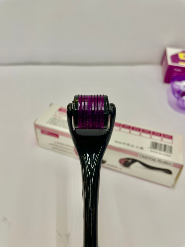 درمارولر ارگونومیک با سوزنهای تیتانیومی ضدحساسیت (Titanium Derma Roller)